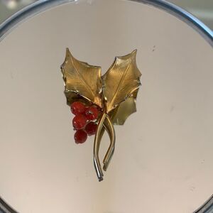 Small vintage gold leaves‎ with orange berries brooch/pin